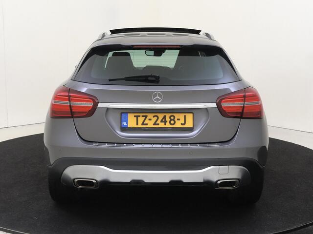 Mercedes-Benz GLA-KLASSE 180 Premium Plus 122 PK Automaat | Parkeersensoren Voor + Achter | Navigatie | Airco | Stoelverwarming | Elektrisch Bedienbaar Panorama Dak
