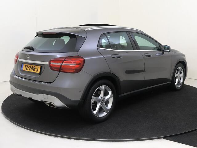 Mercedes-Benz GLA-KLASSE 180 Premium Plus 122 PK Automaat | Parkeersensoren Voor + Achter | Navigatie | Airco | Stoelverwarming | Elektrisch Bedienbaar Panorama Dak