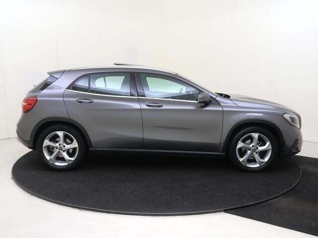 Mercedes-Benz GLA-KLASSE 180 Premium Plus 122 PK Automaat | Parkeersensoren Voor + Achter | Navigatie | Airco | Stoelverwarming | Elektrisch Bedienbaar Panorama Dak