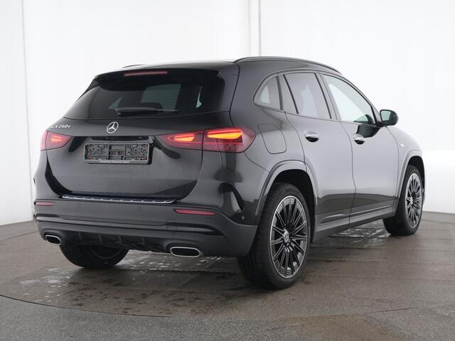 Mercedes-Benz GLA-KLASSE 250 e AMG Plug-In Hybride AMG | Night Pakket | Panorama Schuif-Kanteldak | Lederen Bekleding | Memory Voorstoelen | Stuur en Stoelverwarming. Inclusief 24 maanden Mercedes-Benz Certified garantie voor Europa.