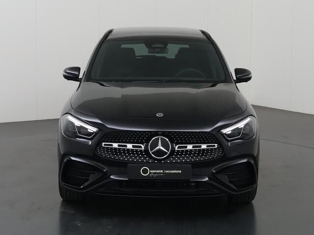 Mercedes-Benz GLA-KLASSE 180 Business Solution AMG | Panoramaschuifdak | Premium Plus | Trekhaak | Nightpakket | Achteruitrijcamera | Stoelverwarming voor |