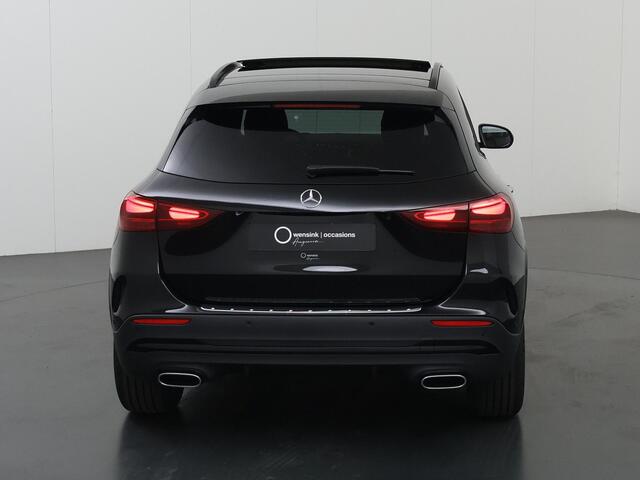 Mercedes-Benz GLA-KLASSE 180 Business Solution AMG | Panoramaschuifdak | Premium Plus | Trekhaak | Nightpakket | Achteruitrijcamera | Stoelverwarming voor |