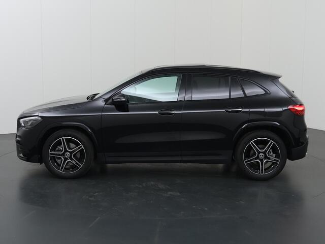 Mercedes-Benz GLA-KLASSE 180 Business Solution AMG | Panoramaschuifdak | Premium Plus | Trekhaak | Nightpakket | Achteruitrijcamera | Stoelverwarming voor |