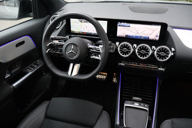 Mercedes-Benz GLA-KLASSE 180 AMG Line I 2025 I Panorama dak I MANUFAKTUR Alpine Grijs I Trekhaak I Stoelverwarming I MULTIBEAM Led I Camera I I Verwarmd stuurwiel I Sfeerverlichting I Draadloos laden I Nightpakket I Winterpakket I Airconditioning l