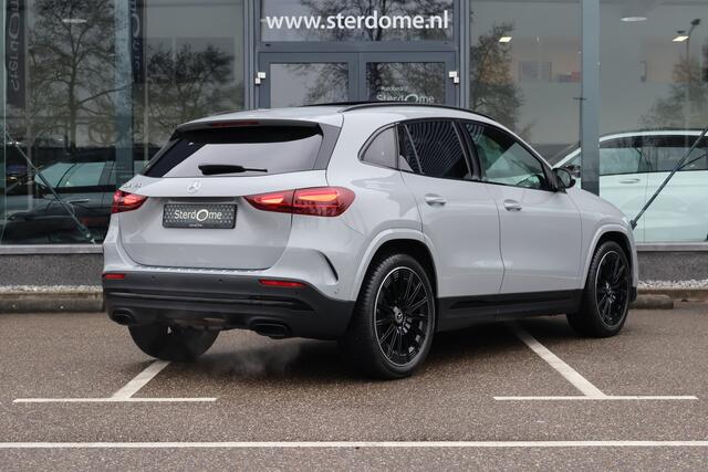 Mercedes-Benz GLA-KLASSE 180 AMG Line I 2025 I Panorama dak I MANUFAKTUR Alpine Grijs I Trekhaak I Stoelverwarming I MULTIBEAM Led I Camera I I Verwarmd stuurwiel I Sfeerverlichting I Draadloos laden I Nightpakket I Winterpakket I Airconditioning l