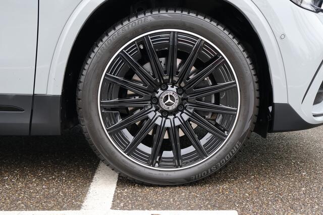 Mercedes-Benz GLA-KLASSE 180 AMG Line I 2025 I Panorama dak I MANUFAKTUR Alpine Grijs I Trekhaak I Stoelverwarming I MULTIBEAM Led I Camera I I Verwarmd stuurwiel I Sfeerverlichting I Draadloos laden I Nightpakket I Winterpakket I Airconditioning l