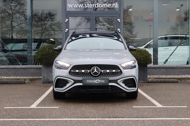 Mercedes-Benz GLA-KLASSE 180 AMG Line I 2025 I Panorama dak I MANUFAKTUR Alpine Grijs I Trekhaak I Stoelverwarming I MULTIBEAM Led I Camera I I Verwarmd stuurwiel I Sfeerverlichting I Draadloos laden I Nightpakket I Winterpakket I Airconditioning l