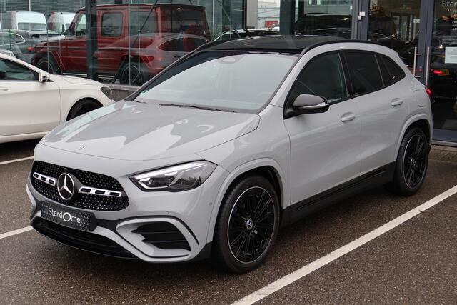 Mercedes-Benz GLA-KLASSE 180 AMG Line I 2025 I Panorama dak I MANUFAKTUR Alpine Grijs I Trekhaak I Stoelverwarming I MULTIBEAM Led I Camera I I Verwarmd stuurwiel I Sfeerverlichting I Draadloos laden I Nightpakket I Winterpakket I Airconditioning l
