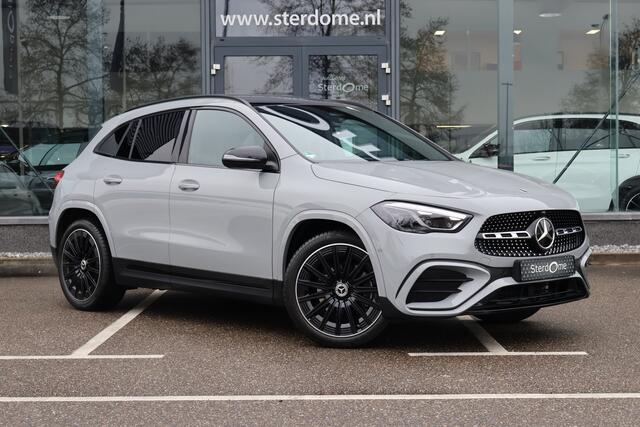 Mercedes-Benz GLA-KLASSE 180 AMG Line I 2025 I Panorama dak I MANUFAKTUR Alpine Grijs I Trekhaak I Stoelverwarming I MULTIBEAM Led I Camera I I Verwarmd stuurwiel I Sfeerverlichting I Draadloos laden I Nightpakket I Winterpakket I Airconditioning l