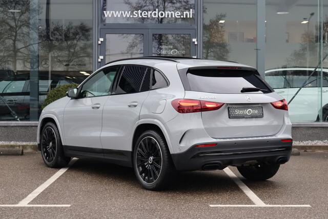 Mercedes-Benz GLA-KLASSE 180 AMG Line I 2025 I Panorama dak I MANUFAKTUR Alpine Grijs I Trekhaak I Stoelverwarming I MULTIBEAM Led I Camera I I Verwarmd stuurwiel I Sfeerverlichting I Draadloos laden I Nightpakket I Winterpakket I Airconditioning l