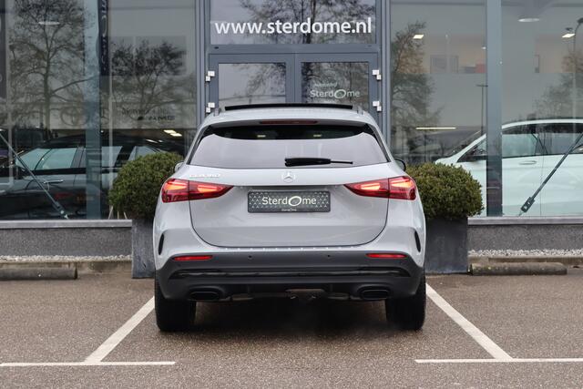 Mercedes-Benz GLA-KLASSE 180 AMG Line I 2025 I Panorama dak I MANUFAKTUR Alpine Grijs I Trekhaak I Stoelverwarming I MULTIBEAM Led I Camera I I Verwarmd stuurwiel I Sfeerverlichting I Draadloos laden I Nightpakket I Winterpakket I Airconditioning l