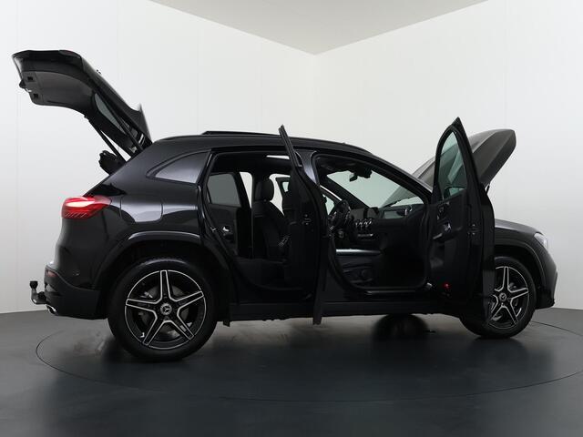 Mercedes-Benz GLA-KLASSE 250 e Business Solution AMG | Night Pakket | Trekhaak | Panoramadak | MULTIBEAM LED Koplampen | Stoelverwarming | Sfeerverlichting | Apple CarPlay | Android Auto | Elektrische Achterklep | Elektrisch Inklapbare Buitenspiegels | Achteruitrijcamera | Parkee