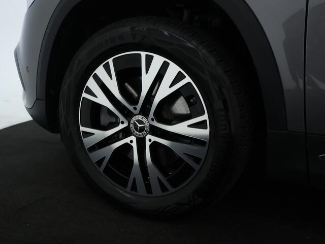 Mercedes-Benz GLA-KLASSE 250e Luxury Line Parkeersensoren + achteruitrijcamera | Spiegel pakket | Easy Pack achterklep | Winter pakket : Stuur en Stoelverwarming. Inclusief 24 maanden MB Certified garantie voor Europa.