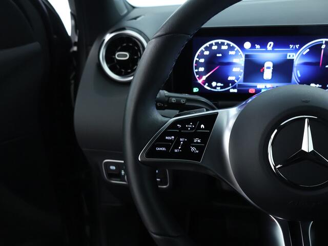 Mercedes-Benz GLA-KLASSE 250e Luxury Line Parkeersensoren + achteruitrijcamera | Spiegel pakket | Easy Pack achterklep | Winter pakket : Stuur en Stoelverwarming. Inclusief 24 maanden MB Certified garantie voor Europa.