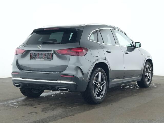 Mercedes-Benz GLA-KLASSE 250 e AMG Plug-In Hybride AMG Line | Panorama Schuif-Kanteldak | Trekhaak | Burmester® | Memory Voorstoelen | Distronic | AC en DC LAden. Inclusief 24 maanden Mercedes-Benz Certified garantie voor Europa.