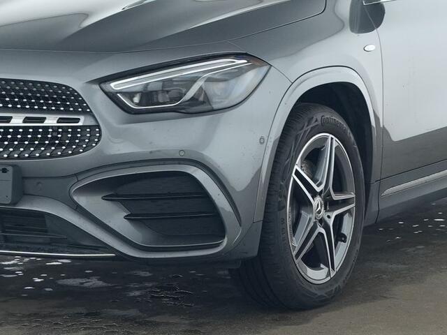 Mercedes-Benz GLA-KLASSE 250 e AMG Plug-In Hybride AMG Line | Panorama Schuif-Kanteldak | Trekhaak | Burmester® | Memory Voorstoelen | Distronic | AC en DC LAden. Inclusief 24 maanden Mercedes-Benz Certified garantie voor Europa.