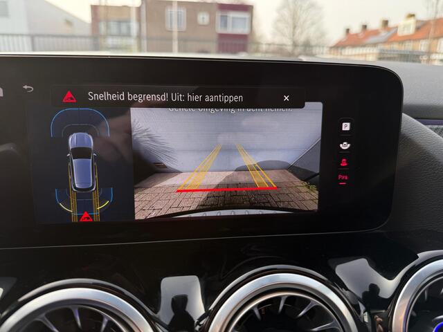 Mercedes-Benz GLA-KLASSE 200 AMG Line | Panorama | Keyless | Digital Light