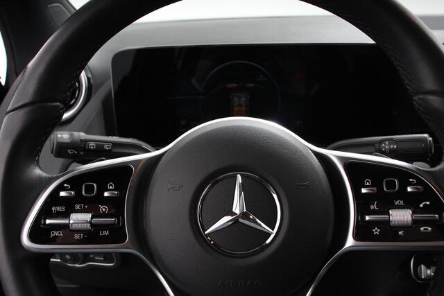 Mercedes-Benz GLA-KLASSE 200 163pk Automaat Progressive Navigatie Climate Control Camera Parkeer sensoren Stoelverwarming DAB Lichtmetalen velgen 18" Electrisch bedienbare achterklep