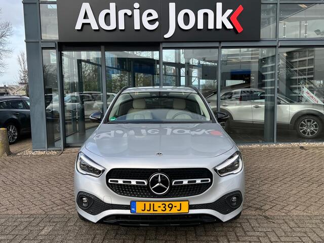 Mercedes-Benz GLA-KLASSE 250 e AMG Line AUTOMAAT | TREKHAAK | HYBRIDE | PARKEER ASSISTENT | 360gr CAMERA | WIDE SCREEN | CREME LEATHER PACK INTERIEUR | UNIEKE AUTO | LAGE KM STAND 53.801km |