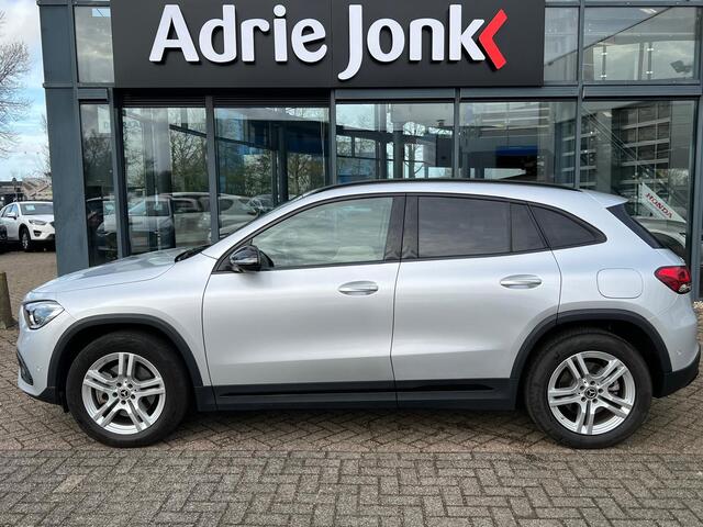 Mercedes-Benz GLA-KLASSE 250 e AMG Line AUTOMAAT | TREKHAAK | HYBRIDE | PARKEER ASSISTENT | 360gr CAMERA | WIDE SCREEN | CREME LEATHER PACK INTERIEUR | UNIEKE AUTO | LAGE KM STAND 53.801km |