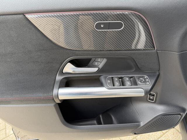 Mercedes-Benz GLA-KLASSE 200 d AMG Panorama Night Sfeer