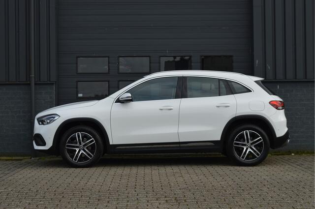 Mercedes-Benz GLA-KLASSE 200 Business Solution Luxury | CAMERA | TREKHAAK | SFEERVERLICHTING | LEDER |