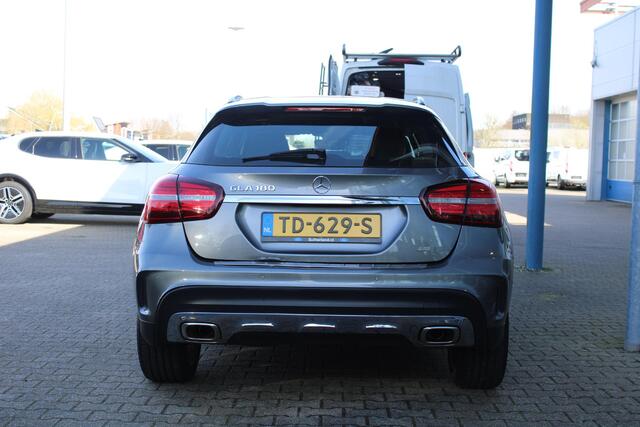 Mercedes-Benz GLA-KLASSE 180 Business | Afneembare Trekhaak | AMG Line Velgen | Stoelverwarming | Sportstoelen Alcantara | Camera |