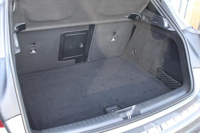 Mercedes-Benz GLA-KLASSE 180 Business | Afneembare Trekhaak | AMG Line Velgen | Stoelverwarming | Sportstoelen Alcantara | Camera |