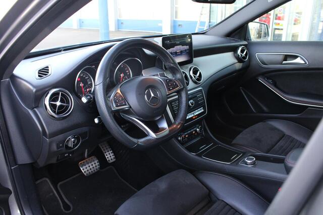 Mercedes-Benz GLA-KLASSE 180 Business | Afneembare Trekhaak | AMG Line Velgen | Stoelverwarming | Sportstoelen Alcantara | Camera |