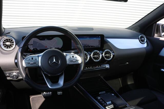 Mercedes-Benz GLA-KLASSE 250 4MATIC AMG Line (Panoramadak Sportleder Carplay Widescreen Camera M-Bux Full-Led 19InchAMG PrivacyGlass Pdc V+A)