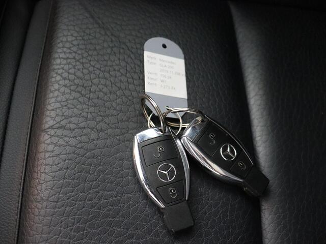 Mercedes-Benz GLA-KLASSE 200 Premium | ACC | Panoramadak | Trekhaak | 360° Camera