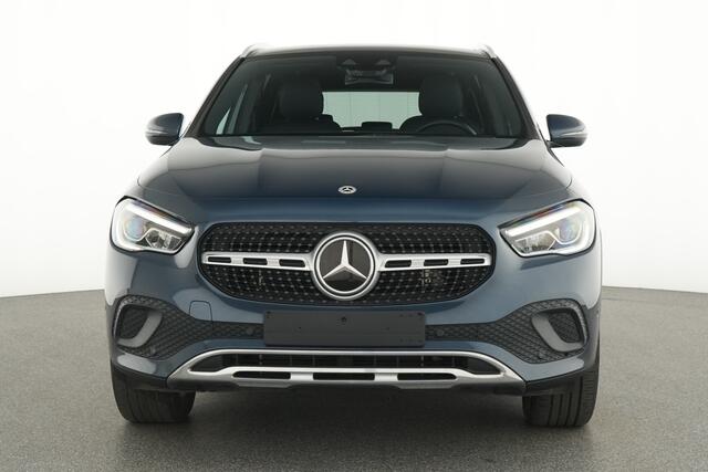 Mercedes-Benz GLA-KLASSE 250 e Luxury Line Panorama Schuif-Kanteldak | Ledkoplampen | Stoelverwarming | Distronic | Parkeerpakket met achteruitrijcamera. Inclusief 24 maanden MB Certified garantie voor Europa.