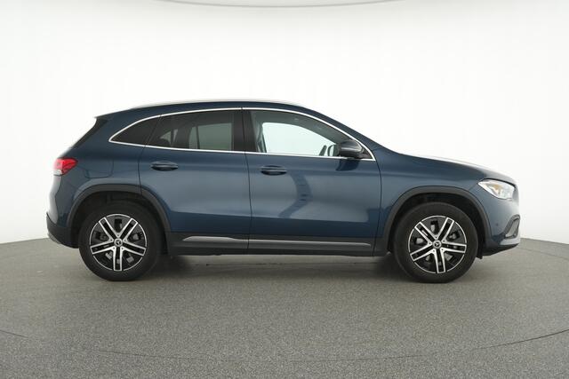 Mercedes-Benz GLA-KLASSE 250 e Luxury Line Panorama Schuif-Kanteldak | Ledkoplampen | Stoelverwarming | Distronic | Parkeerpakket met achteruitrijcamera. Inclusief 24 maanden MB Certified garantie voor Europa.
