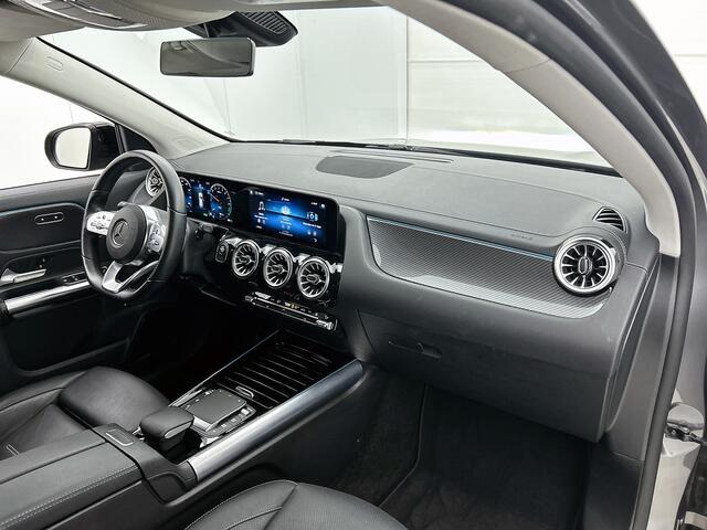 Mercedes-Benz GLA-KLASSE 250 e AMG Plug-In Hybride AMG Line | Night Pakket | Trekhaak | Sfeerverlichting | MultiBeam Ledkoplampen | Lederen bekleding. Inclusief 24 maanden MB Certified garantie voor Europa.