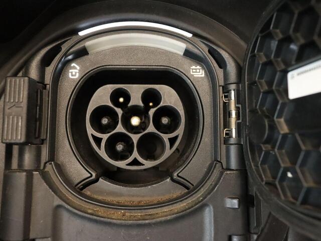 Mercedes-Benz GLA-KLASSE 250 e Style - PLUG IN HYBRIDE - NAVIGATIE - 4 SEIZOENENBANDEN - PARKEERSENSOREN VOOR/ ACHTER - CAMERA - CLIMATE CONTROL - VOLLEDIG DIGITAAL DASHBAORD - 19 INCH LICHT METALEN VELGEN - VOORSTOELEN VERWARMD