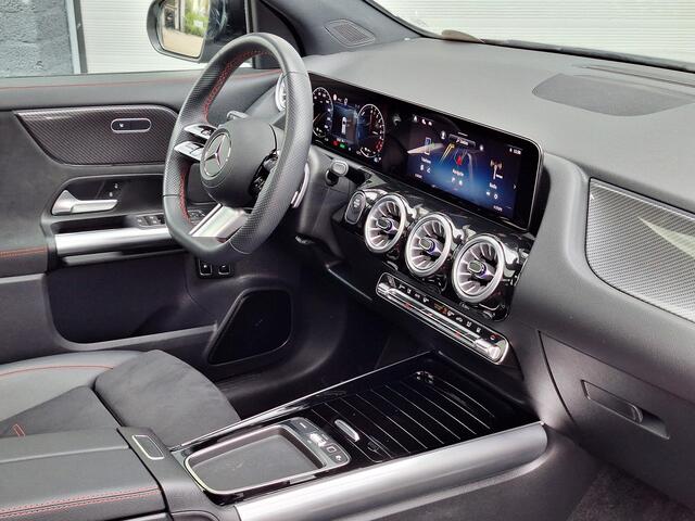 Mercedes-Benz GLA-KLASSE 250 e Business Solution AMG | Panoramadak | Night pakket | Achteruitrijcamera | DISTRONIC Afstandsassistent | Sfeerverlichting | Stoelverwarming | Advanced Sound System | Keyless-GO | Elektrische achterklep