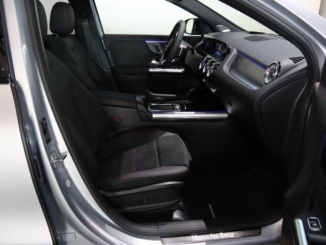 Mercedes-Benz GLA-KLASSE 250e Business Solution AMG | Premium Plus | Panoramaschuifdak | Trekhaak | Head-up | Burmester |