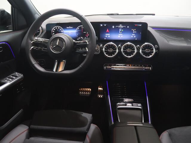 Mercedes-Benz GLA-KLASSE 250e Business Solution AMG | Night | Trekhaak | Panoramaschuifdak | 360 Camera | Dodehoekassistent | Sfeerverlichting |