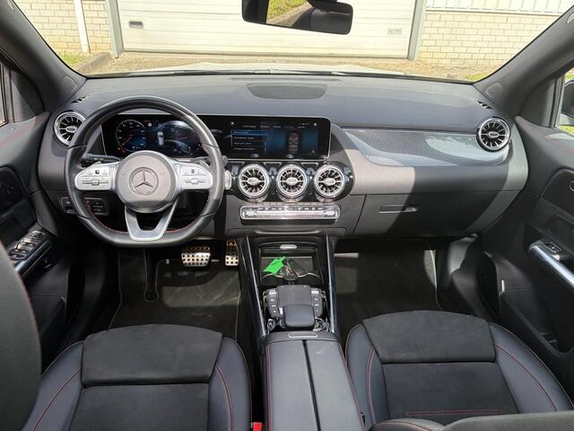 Mercedes-Benz GLA-KLASSE 200 Business Solution AMG / Pano / Camera / Elektrische Stoelen met Geheugen / Stoelverwarming / Elektrische Achterklep /