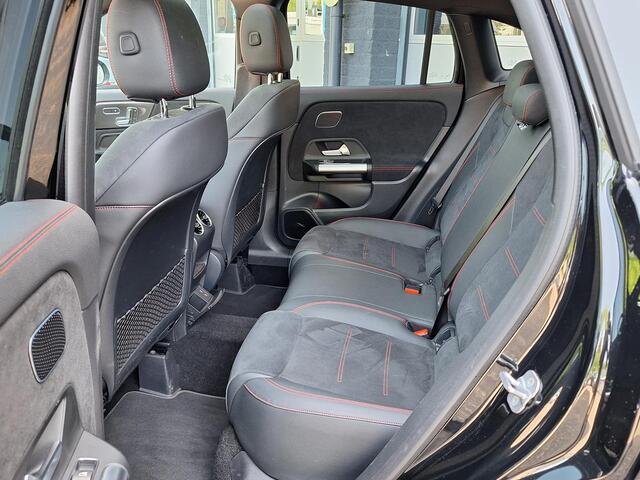 Mercedes-Benz GLA-KLASSE 180 AMG Line | Premium Plus | Panoramadak | Night Pakket | Trekhaak | Burmester | 360° Camera | Memory Pakket | Head-up Display | Sfeerverlichting | Keyless-GO | Elektrische achterklep