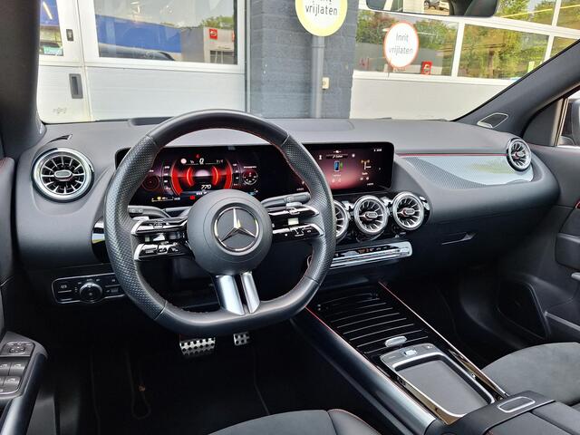 Mercedes-Benz GLA-KLASSE 180 AMG Line | Premium Plus | Panoramadak | Night Pakket | Trekhaak | Burmester | 360° Camera | Memory Pakket | Head-up Display | Sfeerverlichting | Keyless-GO | Elektrische achterklep