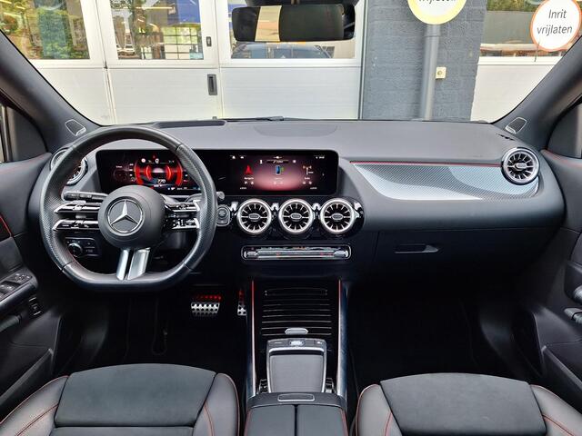 Mercedes-Benz GLA-KLASSE 180 AMG Line | Premium Plus | Panoramadak | Night Pakket | Trekhaak | Burmester | 360° Camera | Memory Pakket | Head-up Display | Sfeerverlichting | Keyless-GO | Elektrische achterklep