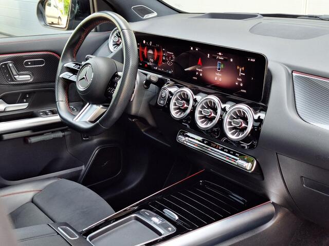 Mercedes-Benz GLA-KLASSE 180 AMG Line | Premium Plus | Panoramadak | Night Pakket | Trekhaak | Burmester | 360° Camera | Memory Pakket | Head-up Display | Sfeerverlichting | Keyless-GO | Elektrische achterklep