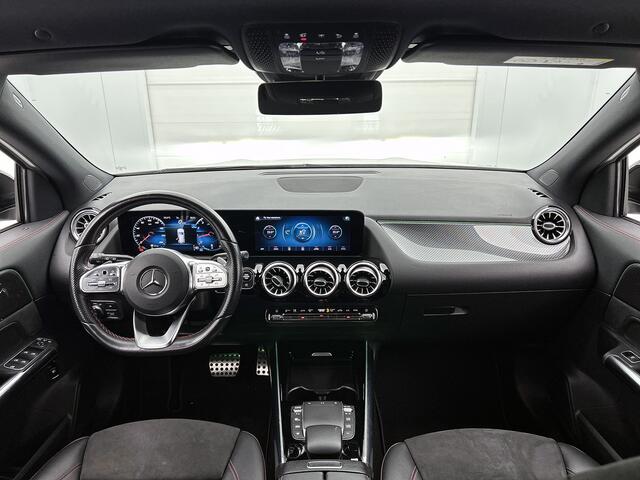 Mercedes-Benz GLA-KLASSE 200 AMG | Night pakket | Trekhaak | Sidesteps | Parkeerpakket met achtercamera | Spiegelpakket Inclusief 24 maanden MB Certified garantie voor Europa.