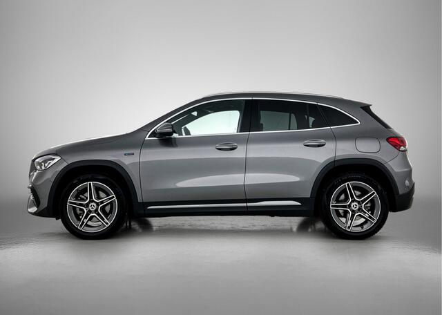 Mercedes-Benz GLA-KLASSE 250 e Business AMG-line 5 spaaks lichtmetalen velgen | MBUX wide screen| Navigatie | elect bed. voorstoelen met memory | Trekhaak | parking support met camera | Inclusief 24 maanden Mercedes-Benz Certified garantie voor Europa.