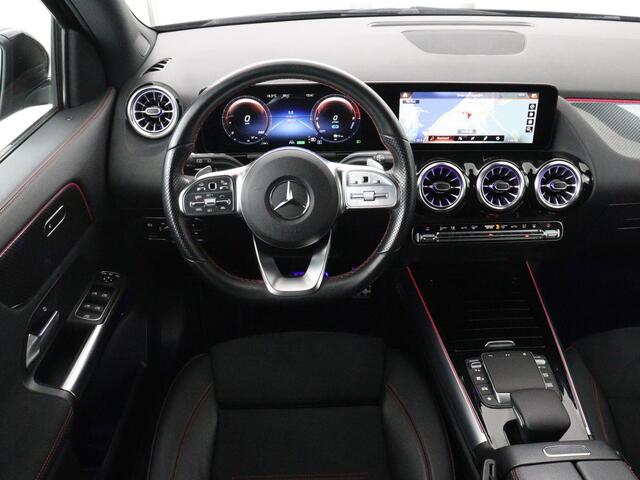 Mercedes-Benz GLA-KLASSE 250e AMG Night | SOH 90% | Adaptive cruise | Stoelverwarming | Camera | Half leder | Park Assist | Leder/Alcantara | Widescreen | Sfeerverlichting | Climate control | PHEV | Plug In