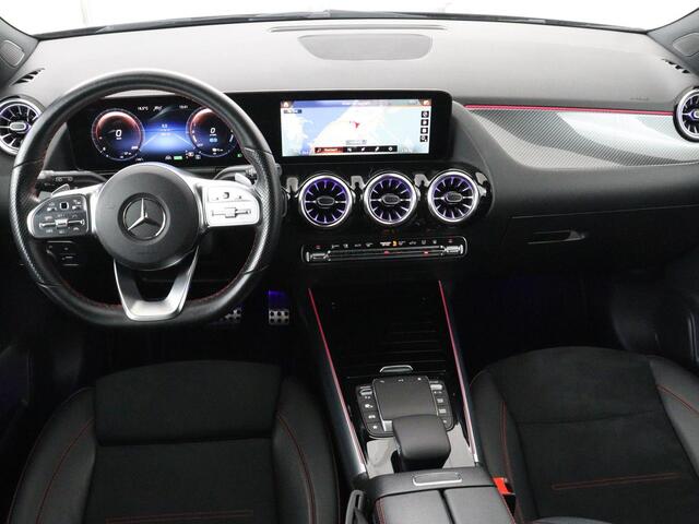 Mercedes-Benz GLA-KLASSE 250e AMG Night | SOH 90% | Adaptive cruise | Stoelverwarming | Camera | Half leder | Park Assist | Leder/Alcantara | Widescreen | Sfeerverlichting | Climate control | PHEV | Plug In