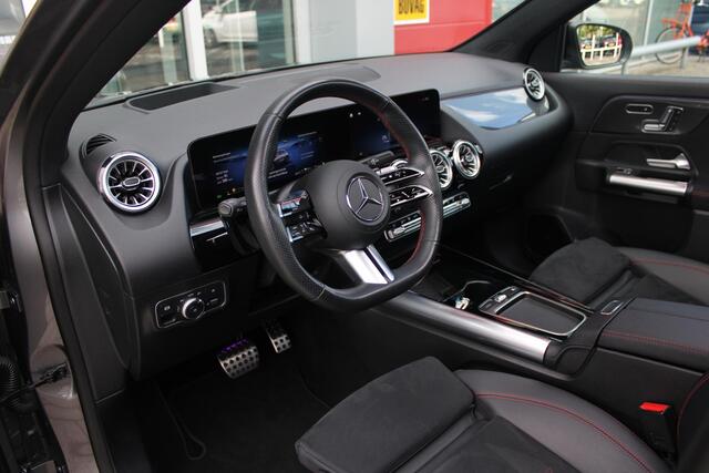 Mercedes-Benz GLA-KLASSE 250 e AMG Line | PANORAMISCH SCHUIF/KANTEL DAK | SFEER VERLICHTING | ELEKTRISCH BEDIENBARE VOORSTOELEN MET GEHEUGENFUNCTIE EN "ZITKINEMATICA" | DRAADLOZE APPLE CARPLAY/ANDROID AUTO | NIGHT PAKKET: DAKRELING ZWART, ZIJRUITEN EN ACHTERRUITEN ZWART, LICHTMET
