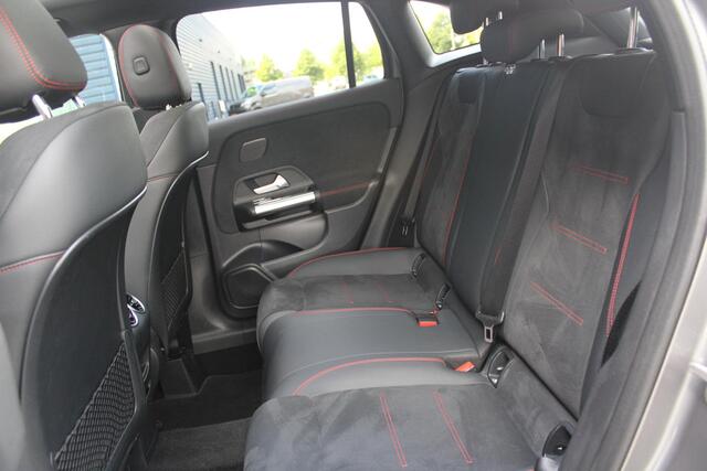Mercedes-Benz GLA-KLASSE 250 e AMG Line | PANORAMISCH SCHUIF/KANTEL DAK | SFEER VERLICHTING | ELEKTRISCH BEDIENBARE VOORSTOELEN MET GEHEUGENFUNCTIE EN "ZITKINEMATICA" | DRAADLOZE APPLE CARPLAY/ANDROID AUTO | NIGHT PAKKET: DAKRELING ZWART, ZIJRUITEN EN ACHTERRUITEN ZWART, LICHTMET