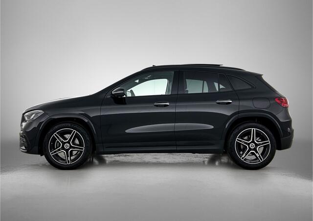 Mercedes-Benz GLA-KLASSE 180 Business Solution AMG | Premium Plus pakket | Nightpakket | Trekhaak | GUARD 360 ° Plus | Panoramaschuifdak | 19" vijf-dubbelspaaks AMG velgen | 360° camera | Warmtewerend, donkergetint glas |